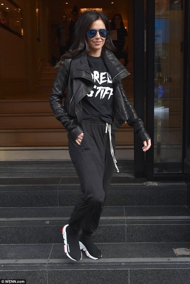 Cheryl vui vẻ và rạng ngời hậu chia tay “phi công trẻ” - 3
Cách đây hai tuần, Cheryl thông báo cô chia tay với Liam Payne sau 2 năm rưỡi bên nhau và có một cậu con trai chung. Cặp đôi yêu cầu mọi người tôn trọng sự riêng tư của họ và dừng bàn tán quanh chuyện này.