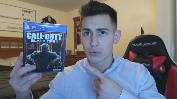 Game thủ “đá” bạn gái nổi tiếng và xinh đẹp để... có thời gian chơi game - 1 Douglas “Faze Censor” Martin là một game thủ chuyên nghiệp và ngôi sao Youtube sống tại New York (Mỹ)