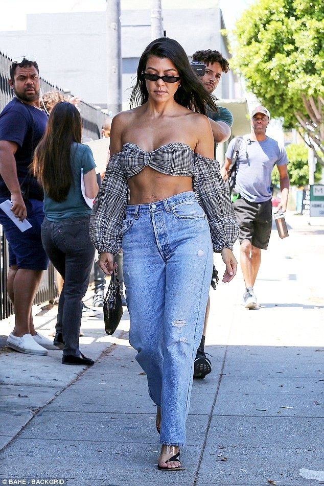 
Bà mẹ ba con từng có cuộc tình dài 8 năm với Scott Disick trước khi hò hẹn với Younes Benjima. Kourtney và Scott ở với nhau và có 3 đứa con chung nhưng không làm đám cưới rồi chia tay vào năm 2016.
