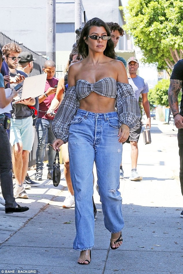 
Một nguồn tin cho hay, Younes Benjima không thích bạn gái mặc gợi cảm hay khoe dáng trên trang cá nhân. Chàng người mẫu 25 tuổi gần đây đã nổi cơn ghen khi bạn gái đăng ảnh bán khỏa thân lên mạng.
