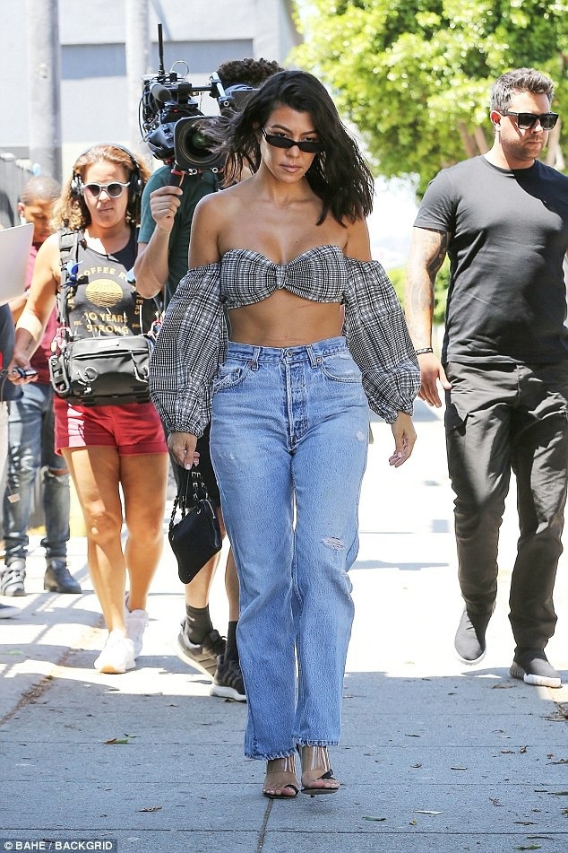 
Dù không trang điểm nhiều nhưng Kourtney vẫn rất xinh đẹp. Cô sải bước duyên dáng như một người mẫu chuyên nghiệp trên sàn catwalk.
