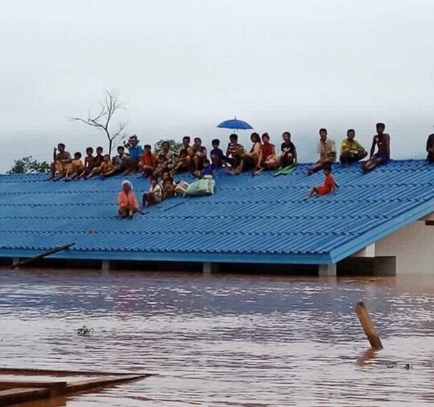 Làng mạc Lào chìm biển nước sau sự cố vỡ đập thủy điện - 2 Hãng thông tấn Lào cho biết có một số người thiệt mạng và hàng trăm người khác hiện vẫn đang mất tích. Thảm họa vỡ đập đã khiến hơn 6.600 người rơi vào cảnh mất nhà cửa. (Ảnh: ABC)