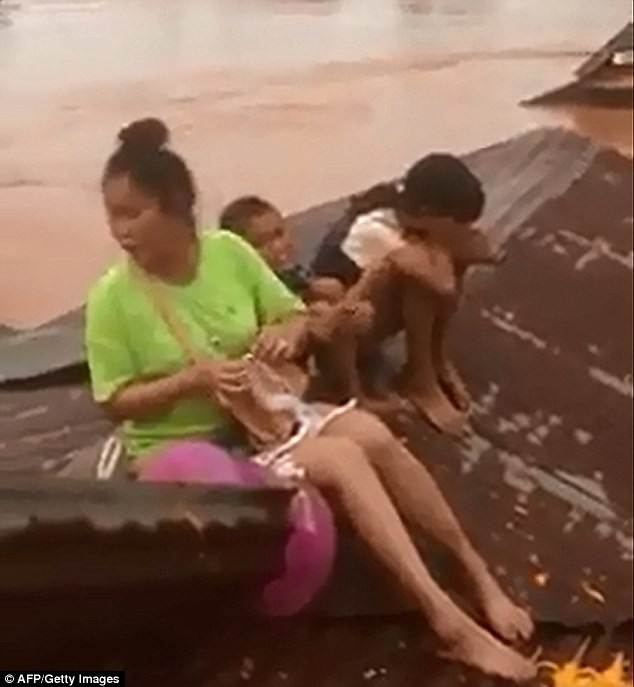Làng mạc Lào chìm biển nước sau sự cố vỡ đập thủy điện - 11 Mãi tới ngày hôm qua 23/7, công ty Xe Pian Xe Namnoy mới đưa ra cảnh báo về mức độ mất an toàn của đập Xepian-Xe Nam Noy và thông báo sẽ xả nước. Công ty này đã khuyến cáo người dân sơ tán khỏi khu vực hạ lưu ngay lập tức. (Ảnh: AFP)