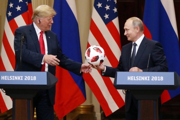 Tổng thống Putin tặng người đồng cấp Mỹ một quả bóng tại cuộc gặp ở Helsinki ngày 16/7 (Ảnh: Reuters)