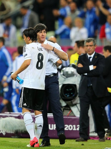 Đại diện của Ozil phản bác mạnh mẽ Chủ tịch Bayern Munich - 2 HLV Joachim Low là một trong số ít người bênh vực Ozil
