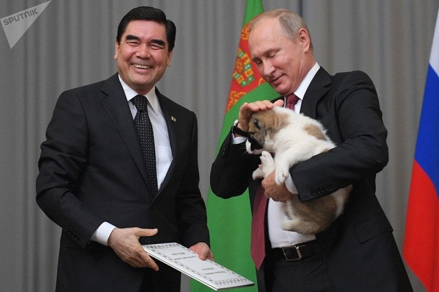 Tổng thống Turkmenistan Gurbanguly Berdimuhamedow (trái) tặng Tổng thống Putin một con chó nhân dịp sinh nhật lần thứ 65 của nhà lãnh đạo Nga. (Ảnh: Sputnik)