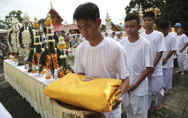 Đội bóng nhí Thái Lan bắt đầu nghi lễ đi tu sau khi được giải cứu - 5
Sau các nghi lễ này, 11 cầu thủ sẽ chính thức trở thành tín đồ tu tập trong khi huấn luyện viên Ekapol sẽ trở thành thầy tu tại chùa bắt đầu từ sáng 25/7. Các em sẽ tu tập tại các chùa khác nhau trong tổng cộng 9 ngày trước khi trở về cuộc sống đời thường vào ngày 4/8. (Ảnh: Reuters)