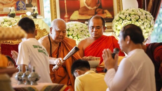 Đội bóng nhí Thái Lan bắt đầu nghi lễ đi tu sau khi được giải cứu - 4
Vào buổi chiều, các thành viên của đội bóng sẽ thực hiện lễ xuống tóc và lễ cầu nguyện tại chùa ở huyện Mae Sai, tỉnh Chiang Rai. (Ảnh: AFP)