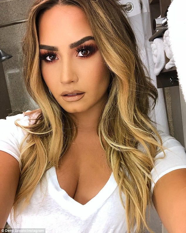 Demi Lovato đi cấp cứu vì dùng ma túy quá liều - 1
Ca sỹ Demi Lovato được tìm thấy trong tình trạng bất tỉnh tại nhà riêng ở Hollywood hôm thứ 3 vừa qua.Trang TMZ đưa tin, Demi Lovato đã dùng heroin quá liều