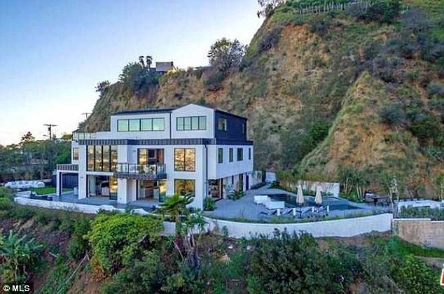 Demi Lovato đi cấp cứu vì dùng ma túy quá liều - 2
Ngôi nhà trị giá 8 triệu USD của ca sỹ nổi tiếng. Trang UsWeekly đưa tin, Demi đã tiệc tùng cùng bạn bè tại đây suốt ngày trước đó