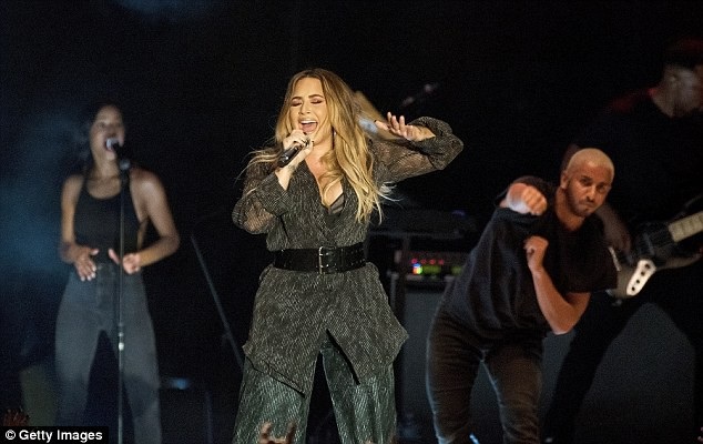Demi Lovato đi cấp cứu vì dùng ma túy quá liều - 3
Đại diện của ca sỹ 9X đã lên tiếng rằng Demi Lovato đã tỉnh và cảm ơn những lời thăm hỏi của mọi người