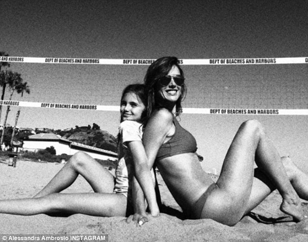 Alessandra Ambrosio khoe dáng săn chắc trên biển - 5
Cô và con gái cưng Anja