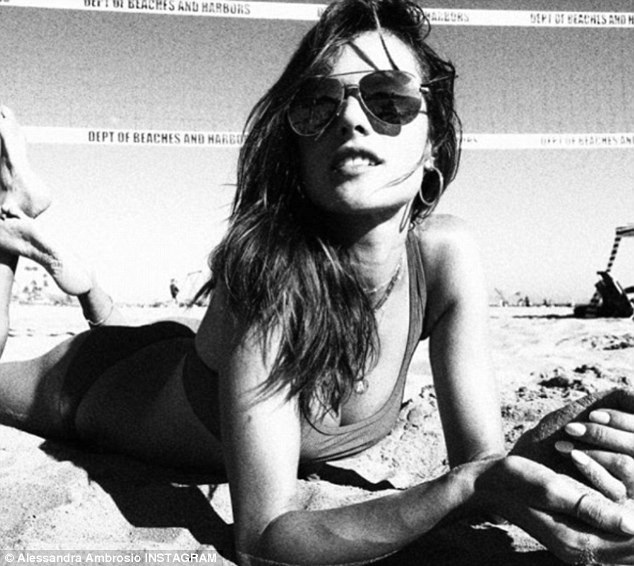 Alessandra Ambrosio khoe dáng săn chắc trên biển - 7
Cô mới chia tay nhãn hiệu Victorias Secret vào năm ngoái
