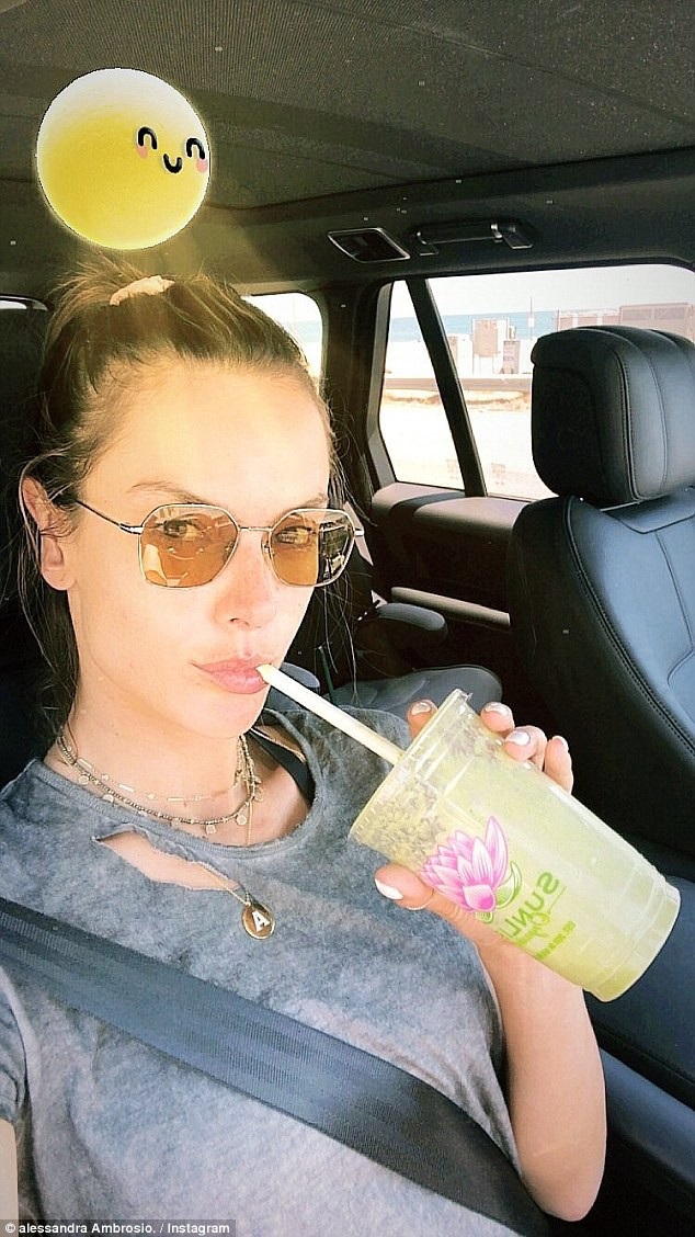 Alessandra Ambrosio khoe dáng săn chắc trên biển - 8
Siêu mẫu cao 1,75m đang thử sức trong lĩnh vực thiết kế thời trang.