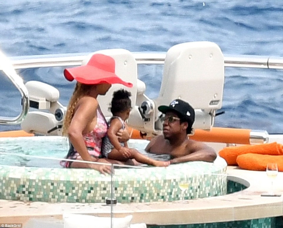  The super-rich couple of the world's entertainment industry is on a trip to Europe with their children. The estimated assets of Beyonce and Jay-Z are up to 350 million USD. 