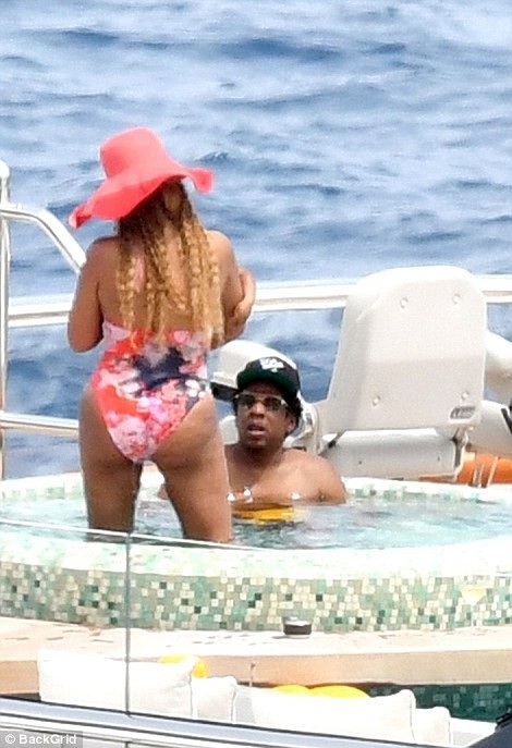 Beyonce Knowles and her husband relax on a $180 million yacht - 14