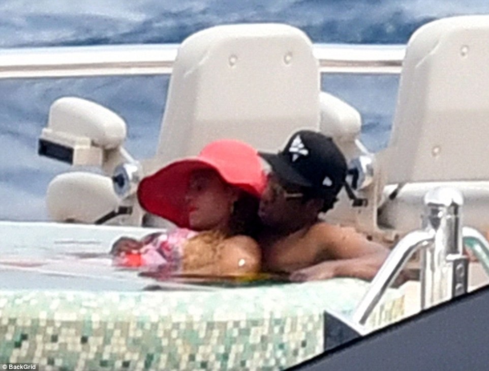 Beyonce Knowles and her husband relax on a $180 million yacht - 4