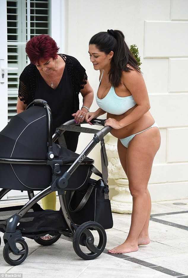 Casey Batchelor tự tin lộ bụng tròn vo sau sinh - 2
Casey Batchelor mới sinh con gái đầu lòng cách đây 7 tuần