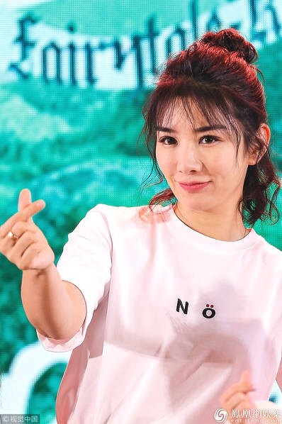 Huỳnh Dịch: Từ nữ hoàng điện ảnh tụt dốc thành “người đàn bà hư hỏng” - 10
Huỳnh Dịch trông khá trẻ so với cách tạo hình và phong cách thời trang này.