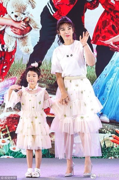 Huỳnh Dịch: Từ nữ hoàng điện ảnh tụt dốc thành “người đàn bà hư hỏng” - 8
Ngày 25/7, cô tham gia một chương trình truyền hình cùng con gái.