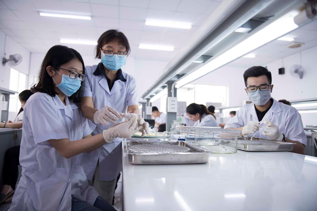 HIU đào tạo khối ngành sức khỏe chất lượng cao theo chuẩn quốc tế - 1 Sinh viên khối ngành sức khỏe HIU được học tập và làm việc trong môi trường hiện đại, đầy đủ trang thiết bị.