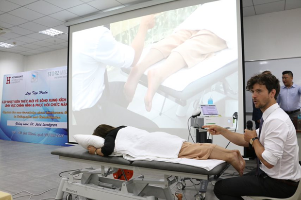 HIU đào tạo khối ngành sức khỏe chất lượng cao theo chuẩn quốc tế - 3 TS. Jens Lundgren hướng dẫn sử dụng sóng xung kích trong điều trị Vật lý trị liệu và Phục hồi chức năng cho cán bộ HIU.