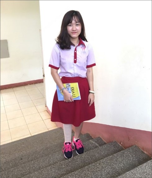 “Nữ sinh bị cưa chân” đậu ĐH Luật TPHCM - 2 Hà Vi thời điểm còn học phổ thông, dù đi lại bằng chiếc chân giả nhưng em luôn cố gắng