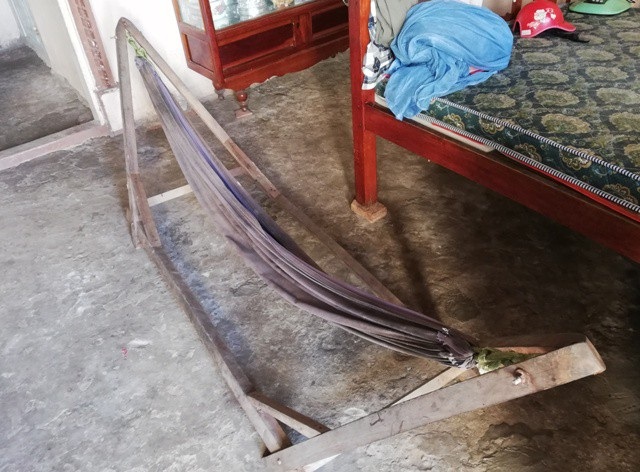 Án mạng kinh hoàng ở Bạc Liêu: Sẽ đưa nghi phạm đi giám định tâm thần - 1 Theo người nhà, đây là chiếc võng mà đối tượng Thạch Sà Khên thường nằm khi về nhà.