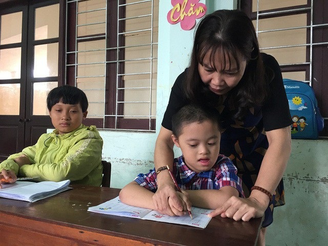 Tổ chức chương trình tôn vinh các giáo viên tâm huyết dạy trẻ khuyết tật - 1 Với tình thương với các em học sinh khuyết tật, các cô giáo luôn kiên trì, nỗ lực hết mình để dìu dắt học sinh vươn lên, hòa nhập cộng đồng (Ảnh: Tiến Thành)