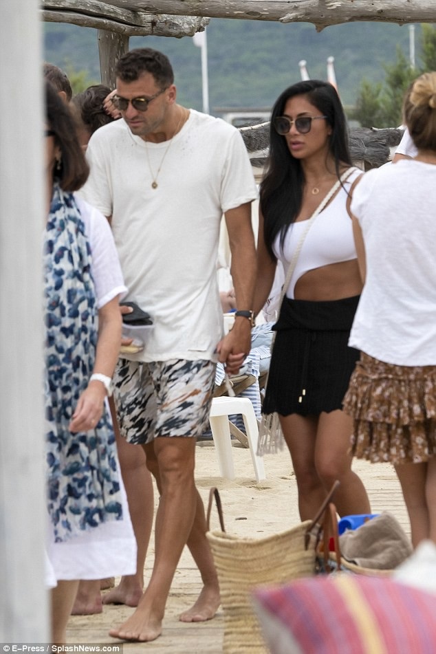 Nicole Scherzinger đẹp đôi bên bạn trai kém 13 tuổi - 4
Đôi tình nhân tới đây nghỉ hè đã gần 1 tuần