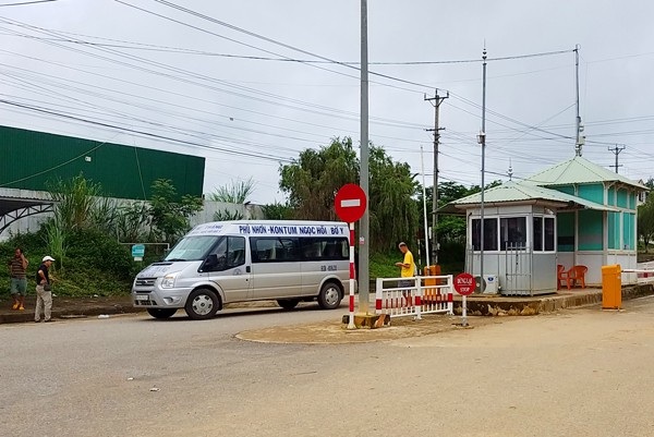 Nhiều người Việt Nam ở Lào đã về nước tránh lũ sau vụ vỡ đập thủy điện - 2 Một số xe khách đã đưa người từ Lào trở về Việt Nam