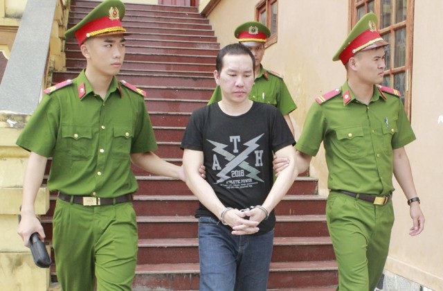 Y án tử hình thanh niên mang 20 bánh heroin “vi vu” trên đường - 1 Xồng Bá Tênh được dẫn giải về trại giam ngay sau khi phiên xử kết thúc