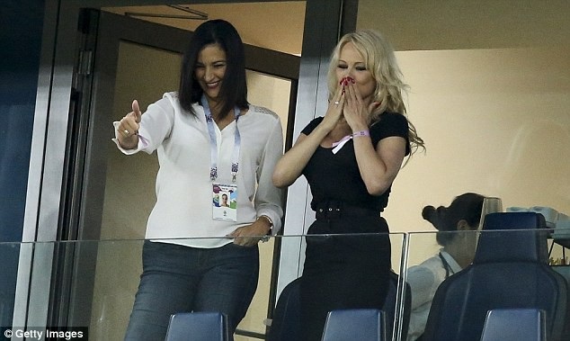 Pamela Anderson đi ăn tối cùng "phi công trẻ" - 5
Pamela Anderson cũng xuất hiện trên khán đài trong 1 số trận đấu của đội Pháp tại World Cup năm nay để cổ vũ bạn trai