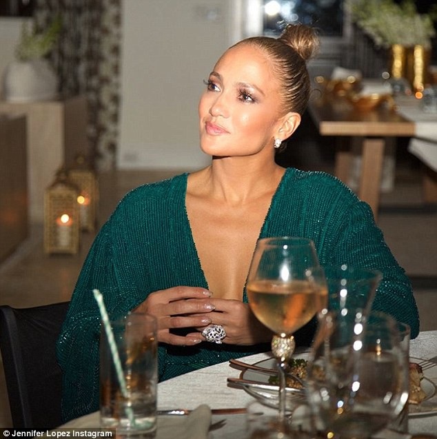 Jennifer Lopez khoe nhẫn khủng trên ngón tay áp út - 1
Jennifer Lopez khoe ảnh sinh nhật xa hoa tại Bahamas. Trên tay cô lấp lánh chiếc nhẫn mới giá gần 200 nghìn USD của hãng Cartier