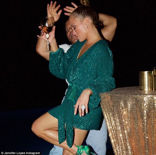 Jennifer Lopez khoe nhẫn khủng trên ngón tay áp út - 2
Nhiều người nghi ngờ đó là quà sinh nhật hoặc nhẫn cầu hôn của bạn trai J.Lo dành cho cô