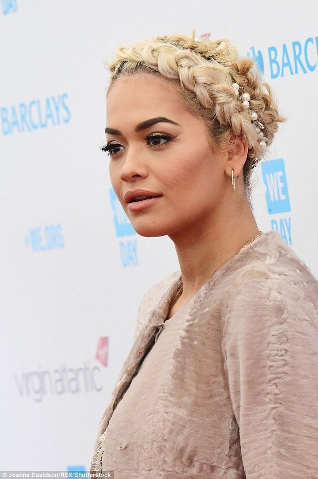 Tại sao bỗng nhiên thế giới phát sốt trở lại với ngọc trai? - 9 Nữ ca sĩ người Anh Rita Ora.