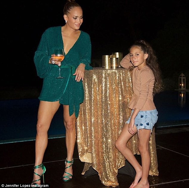 Jennifer Lopez khoe nhẫn khủng trên ngón tay áp út - 4
Ngoài ra cô cũng nhận được lời chúc mừng từ 2 con sinh đôi Max và Emme