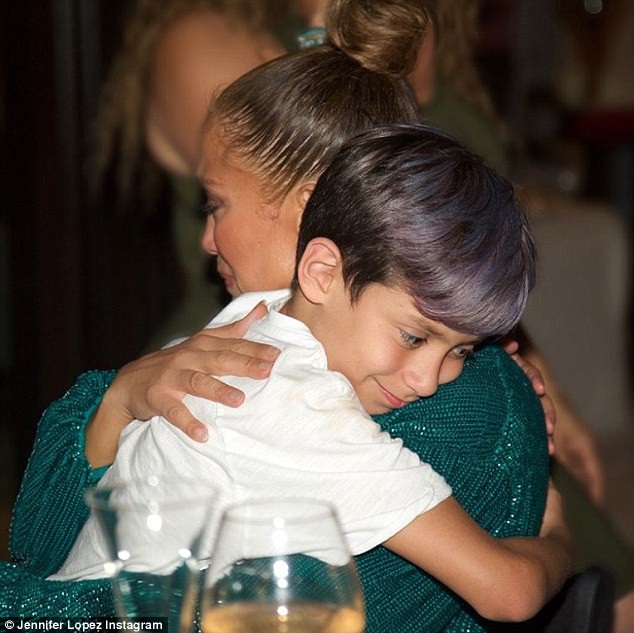 Jennifer Lopez khoe nhẫn khủng trên ngón tay áp út - 5
Max ôm chặt mẹ, cậu nhóc càng lớn càng giống bố Marc Anthony
