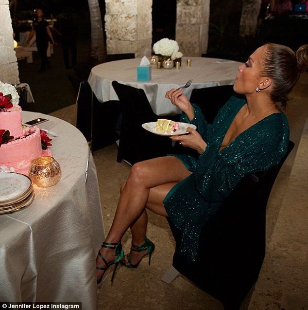 Jennifer Lopez khoe nhẫn khủng trên ngón tay áp út - 6
Diva xinh đẹp khoe ảnh ăn bánh sinh nhật trên trang cá nhân