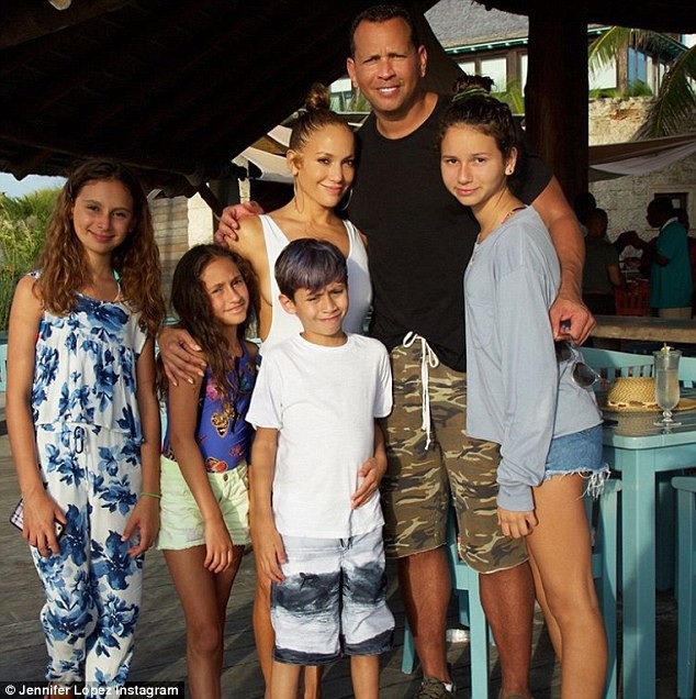 Jennifer Lopez khoe nhẫn khủng trên ngón tay áp út - 7
2 con riêng của Alex Rodriguez cũng rất quý mến diva xinh đẹp Jennifer Lopez.