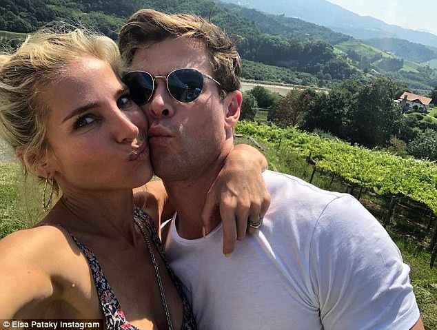 Elsa Pataky: Sinh 3 con dáng vẫn thon thả - 3
Nữ diễn viên xinh đẹp khoe ảnh bên chồng, Thần Sấm Chris Hemsworth