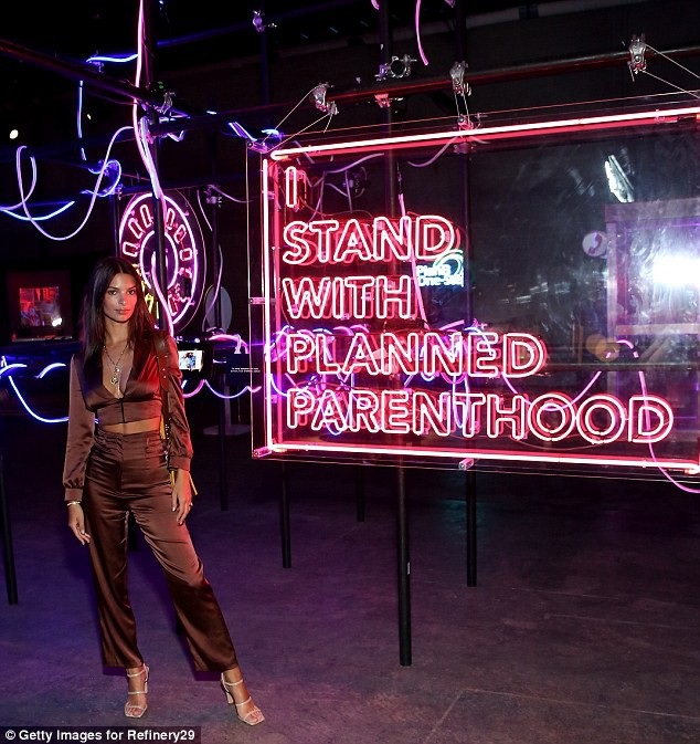Emily Ratajkowski nổi bật trong sự kiện - 4
Người đẹp 27 tuổi rất đắt show sự kiện trong những ngày gần đây