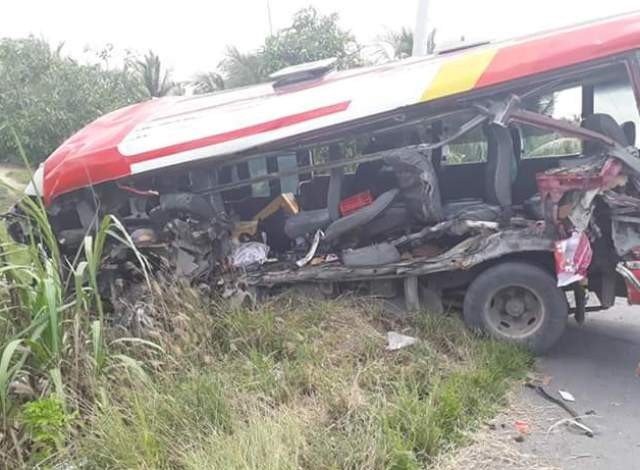 Chiếc xe khách bị hư hỏng sau khi va chạm với xe đầu kéo.