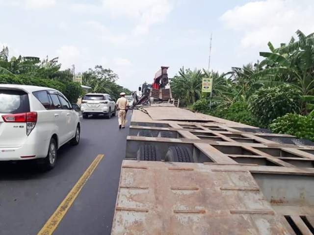 
Phần rơ-moóc xé toạch hông xe khách.
