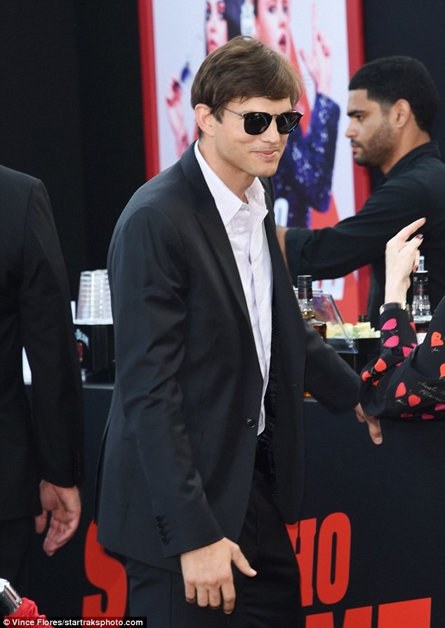 Mila Kunis tái xuất xinh đẹp - 8
Ashton Kutcher tới ủng hộ phim mới của vợ Mila Kunis