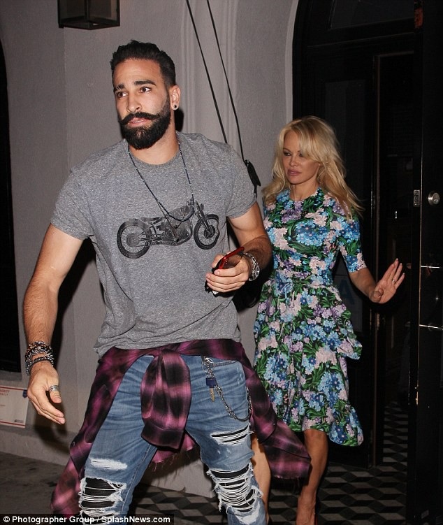 Pamela Anderson đi ăn tối cùng "phi công trẻ" - 1
Pamela Anderson bị bắt gặp đi ăn tối tại một nhà hàng ở Hollywood với bạn trai Adil Rami