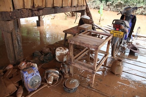 Vỡ đập thủy điện tại Lào: “Nước lên nhanh nên không kịp mang gì hết“ - 1
Gom những gì còn lại sau lũ