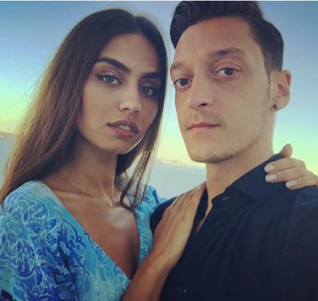 Ngoài tài năng bóng đá, Ozil còn được hâm mộ với bạn gái xinh như mộng - 2 Ozil vừa được người thương động viên, an ủi