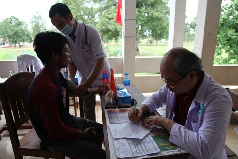 Vỡ đập thủy điện tại Lào: “Nước lên nhanh nên không kịp mang gì hết“ - 3
Bác sĩ Bệnh viện Đại học Y Hoàng Anh Gia Lai khám bệnh cho người dân vùng lũ.
