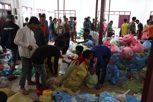 Vỡ đập thủy điện tại Lào: “Nước lên nhanh nên không kịp mang gì hết“ - 4
Chuẩn bị hàng cứu trợ tại trung tâm huyện Sanamxay.
